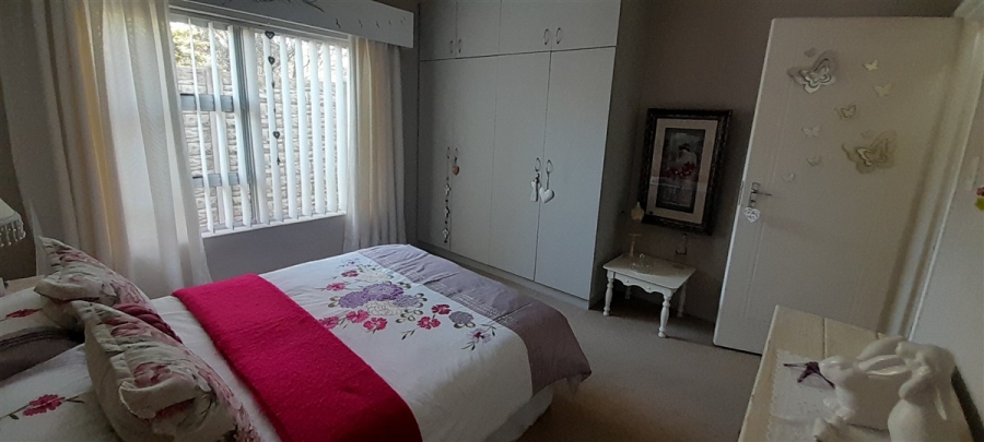 5 Bedroom Property for Sale in Wavecrest Eastern Cape